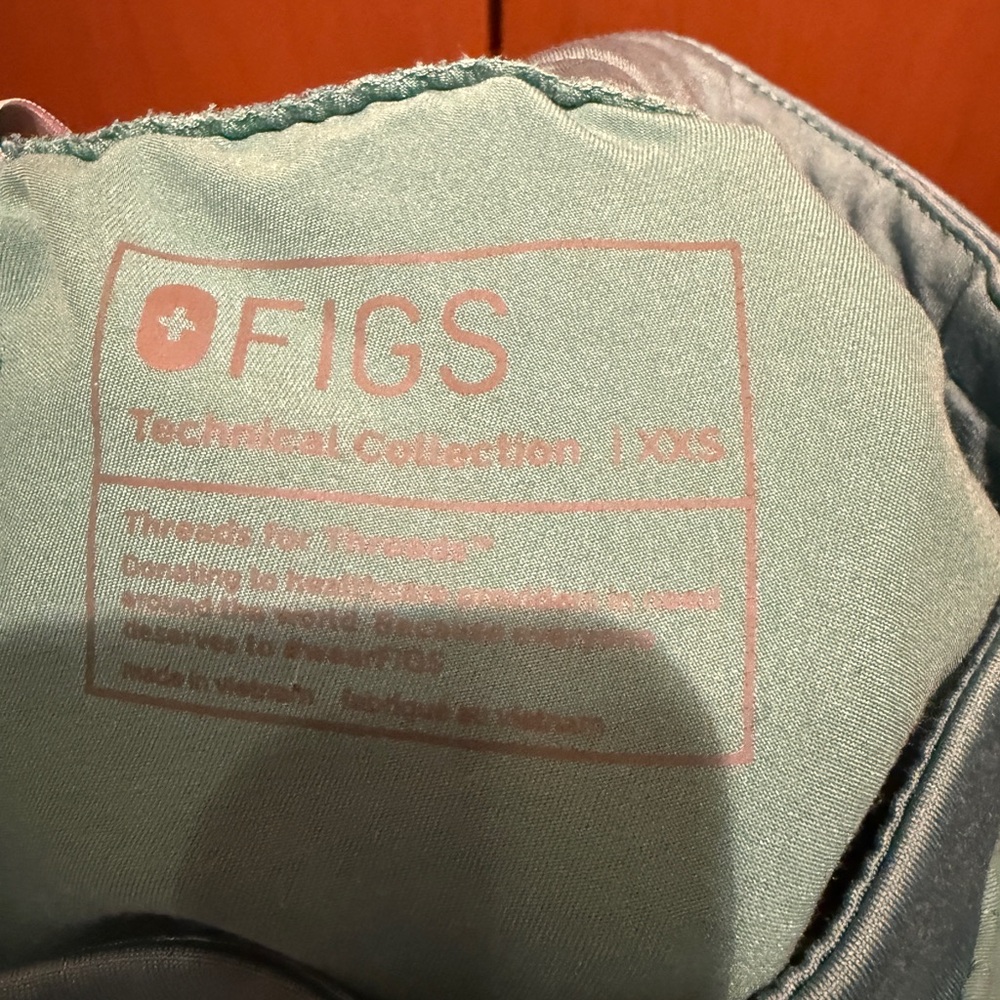 Figs Women’s Scrub Set - Picture 4 of 10
